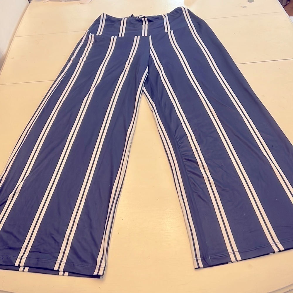 Arolina Classic and Super Comfy Wide Leg striped Pants size Medium NWT